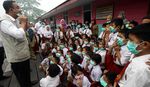 Anis Bagikan Masker untuk Siswa Korban Asap
