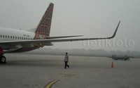 Kabut asap tampak menyelimuti Bandara Sutan Mahmud Badaruddin II. Pool/Hans Henricus/detikFoto.