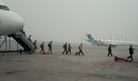 Bandara ini diselimuti kabut asap sejak dua bulan lalu. Pool/Hans Henricus/detikFoto.