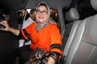 Dewie Yasin Limpo sempat melempar senyuman dari dalam mobil tahanan KPK. Pool/Lamhot Aritonang/detikFoto.