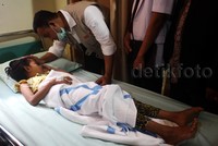 Anis menjenguk siswa yang menderita ISPA.