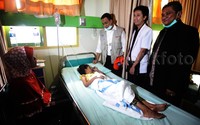 Anis menjenguk dengan didampingi dokter rumah sakit.