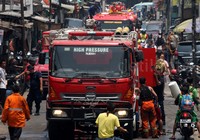 Sekitar 23 unit mobil damkar yang dikerahkan berhasil memadamkan api. Pool/Lamhot Aritonang/detikFoto.