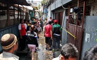 Warga masih berkerumun di sekitar lokasi kebakaran. Pool/Lamhot Aritonang/detikFoto.