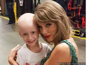 Arti Pelukan Taylor Swift untuk Gadis Penderita Kanker
