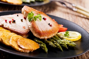 Nyam! Steak Kakap yang Lembut Gurih Cocok untuk Santap Malam