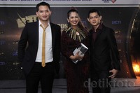 Tiba di lokasi acara pada Senin (26/10/2015) di studio Kebon Jeruk, Jakarta Barat, Ely Sugigi hadir bersama Rezky Aditya Asli dan Rezky Aditya KW. Pool/Noel/detikHOT.