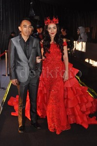 Bella juga hadir ditemani sang suami Suryono. Pool/Noel/detikHOT.