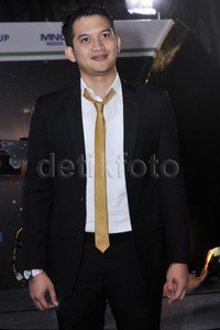 Sementara Rezky Aditya terlihat tampil solo tanpa sang kekasih Irish Bella. Pool/Noel/detikHOT.
