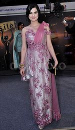 Cut Meyriska, Kamu Manis Sekali dengan Warna Pink