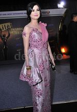 Cut Meyriska, Kamu Manis Sekali dengan Warna Pink