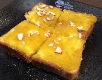 Sweet Potato & Cheese Toast berupa roti panggang yang diberi pasta ubi berwarna kuning dan taburan kacang almond. Di bagian dalam roti ada keju lembaran dan lapisan putih kenyal bertekstur mirip mochi. Rasanya unik, paduan manis ubi dan gurih keju.