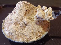 Injeolmi Bing Go, es serut dengan permukaan dipenuhi taburan bubuk kacang berwarna cokelat keemasan dan remahan almond. Injeolmi (rice cake yang kenyal seperti mochi) kenyal terselip diantara es. Es serut yang berwarna putih ini punya rasa manis seperti susu.