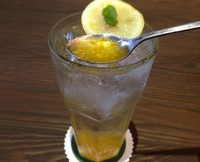 Hallabong Ade terbuat dari ​air ​soda ​tawar ​dan jeruk Hallabong asal Pulau Jeju. Garnishnya berupa irisan lemon dan daun mint. Paling pas meminum Hallabong Ade dingin-dingin. Segar!