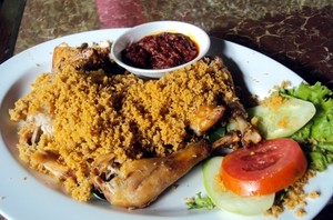 Taman Santap Rumah Kayu: Nikmatnya Ayam Kalasan Dicocol 3 Sambal