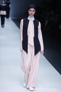 ETU by Restu Anggraini Indonesia Fashion Forward. Jakarta Fashion Week 2016 at Senayan City. Jakarta. [Foto: Mohammad Abduh/Wolipop]