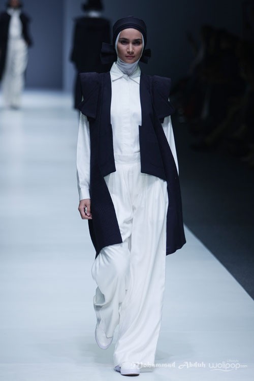 ETU by Restu Anggraini Indonesia Fashion Forward. Jakarta Fashion Week 2016 at Senayan City. Jakarta. [Foto: Mohammad Abduh/Wolipop]