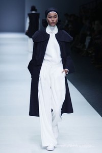 ETU by Restu Anggraini Indonesia Fashion Forward. Jakarta Fashion Week 2016 at Senayan City. Jakarta. [Foto: Mohammad Abduh/Wolipop]