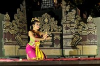 Para wisatawan tampak antusias dan menikmati sajian tari Bali yang mereka saksikan. Sambil makan malam, mereka tampak asyik menonton tari Pendet yang ditampilkan sampai usai. (Wahyu/detikTravel)