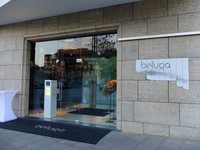 Bagian depan Restaurant Beluga menghadap langsung New Bridge yang membelah Sungai Maas (Sastri/detikTravel)