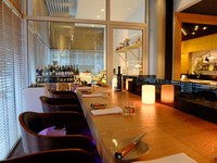 Beluga terbagi jadi beberapa ruangan, termasuk lounge di bagian depan. Sedikit permainan cahaya berwarna pink dan ungu membuat atmosfer Beluga terasa modern sekaligus hangat (Sastri/detikTravel)