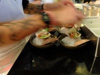 Saya duduk di Foodbar, meja panjang yang menghadap langsung ke dapur pembuatan makanan. Traveler bisa melihat para juru masak berkutat dengan pekerjaan masing-masing (Sastri/detikTravel)