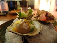 Tiga buah Oyster kemudian tersaji depan mata, masing-masing dengan dressing berbeda. Ada yang sedikit pedas, ada juga yang bercitarasa segar dengan rasa timun yang dominan (Sastri/detikTravel)