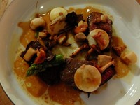 Main course pun disajikan. Kali ini piring dibawakan oleh Hans sendiri. Dalam piring itu tertata beberapa potongan daging dan sayuran, lengkap dengan saus istimewa. Baru kali itu saya menikmati olahan daging sapi selembut dan senikmat itu! (Sastri/detikTravel)