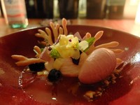 Untuk dessert hari itu, juru masak menyuguhkan saya sepiring olahan nanas dan stroberi berupa manisan, sorbet, dan cokelat (Sastri/detikTravel)