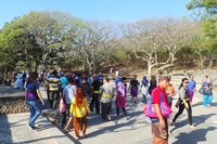 Turis mancanegara didominasi oleh negara-negara eropa, sementara turis asia masih dikuasai oleh Tiongkok dan Jepang. Turis lokal pun tak mau kalah, mereka juga terlihat memadati Pura Uluwatu  (Wahyu/detikTravel)