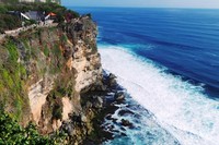 Pemandangan dahsyat seperti inilah yang tersaji di Pura Uluwatu. Tebing setinggi ratusan meter yang kokoh meski diterjang ombak dari Samudera Hindia. Tak banyak destinasi yang menawarkan pemandangan seperti ini selain di Pura Uluwatu (Wahyu/detikTravel)