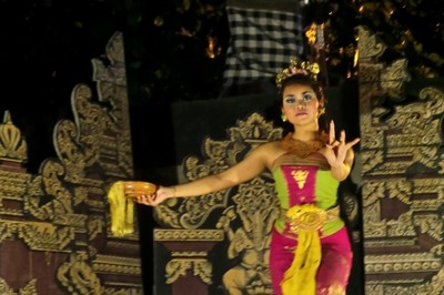 Dihibur Penari Bali Saat Makan Malam di Jimbaran