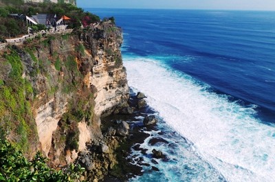 Pura Indah di Bali di Pinggir Samudera Hindia