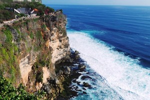 Pemandangan Dahsyat Pura Uluwatu di Tepi Samudera Hindia