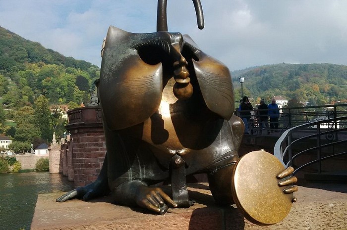 Jembatan Tua & Patung Monyet yang Unik di Heidelberg