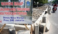 Proyek pengerjaan pelebaran trotoar di Jalan Diponegoro, Jakarta, Rabu (28/10/2015) tersebut dilakukan oleh dinas Bina Marga Pemprov DKI Jakarta. Pool/Alfathir Yulianda/detikFoto.