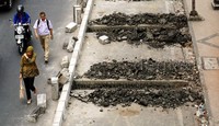Umumnya untuk mengantisipasi kemacetan panjang, maka jalan akan dilebarkan. Namun lain halnya yang terjadi di sepanjang Jalan Diponegoro hingga Salemba, justru trotoar yang diperlebar dan malah mempersempit jalan. Pool/Alfathir Yulianda/detikFoto.