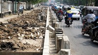 Jalan yang dulunya bisa menampung 4 lajur kendaran kini harus dipersempit hingga 3 lajur saja. Pool/Alfathir Yulianda/detikFoto.     