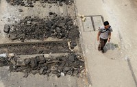 Pelebaran tersebut dilakukan karena aktivitas pejalan kaki yang cukup tinggi namun sarana trotoar yang tidak ideal. Pool/Alfathir Yulianda/detikFoto.