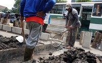 Pengerjaan pelebaran trotoar sejauh kurang lebih 700 Meter yang ditargetkan selesai 85 hari. Pool/Alfathir Yulianda/detikFoto.     