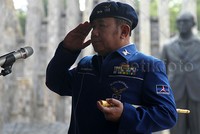 Nachrowi memberikan penghormatan saat memimpin upacara Sumpah Pemuda.