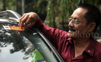 Saat itu tampak atribut yang paling banyak digunakan adalah stiker yang ditempel dikendaraan baik di kaca mobil maupun di plat kendaraan.