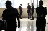 Belasan polisi berjaga-jaga di pintu masuk kantin karyawan di lantai tersebut. Saat ini lokasi sudah digaris polisi dan dijaga aparat bersenjata. Reno Hastukrisnapati/detikFoto.