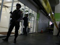 Mereka menenteng senjata laras panjang, memakai seragam warna gelap. Saat ini lokasi sudah digaris polisi dan dijaga aparat bersenjata. Reno Hastukrisnapati/detikFoto.