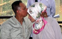 Didit mencium kening Arzetti. Pool/Lamhot Aritonang/detikFoto.