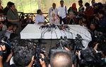 Arzetti Dicium dan Dipeluk Mesra Suami