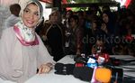 Arzetti Dicium dan Dipeluk Mesra Suami