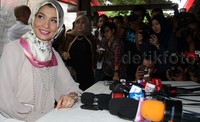 Arzetti melempar senyuman di sela-sela jumpa pers. Pool/Lamhot Aritonang/detikFoto.