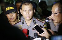 Pemeriksaan sudah 6 saksi, dan sekarang masih olah TKP. Yang pertama untuk menentukan ada peledak yang lain. Kemudian sekarang sedang berlangsung Inafis, sebentar lagi selesai, sebentar lagi mau masuk dari Labfor Polri, ujar Kapolres Metro Tangerang Kota, Kombes Pol Agus Pranoto kepada wartawan di lokasi kejadian, Rabu (28/10/2015). Reno Hastukrisnapati/detikFoto.