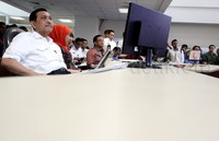 Luhut tampak serius mengamati titik-titik api di layar pemantau.